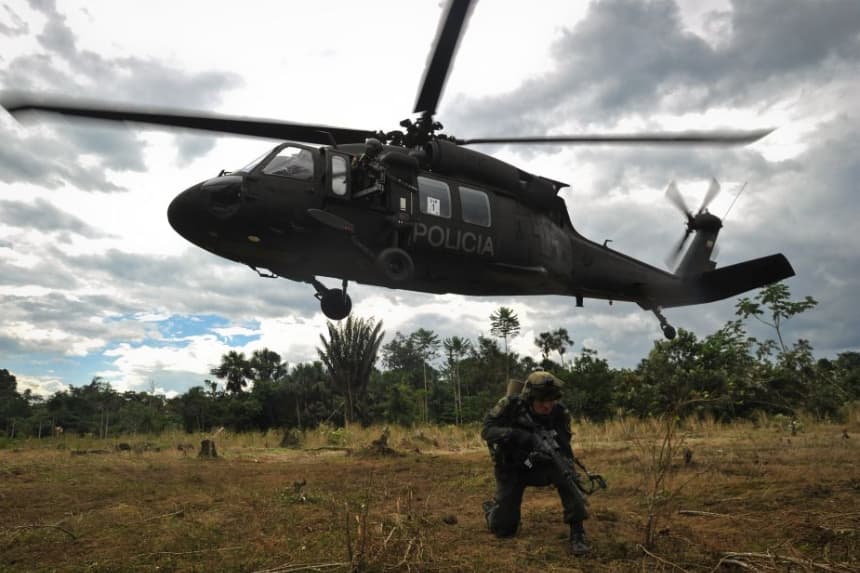 <em>Helicópteros Black Hawk de la Policía Nacional de Colombia despegan de una plantación de coca en una zona rural de Puerto Asís, departamento de Putumayo, Colombia, en la frontera entre Colombia y Ecuador, el 27 de septiembre de 2013. (Luis Robayo/AFP vía Getty Images)</em>