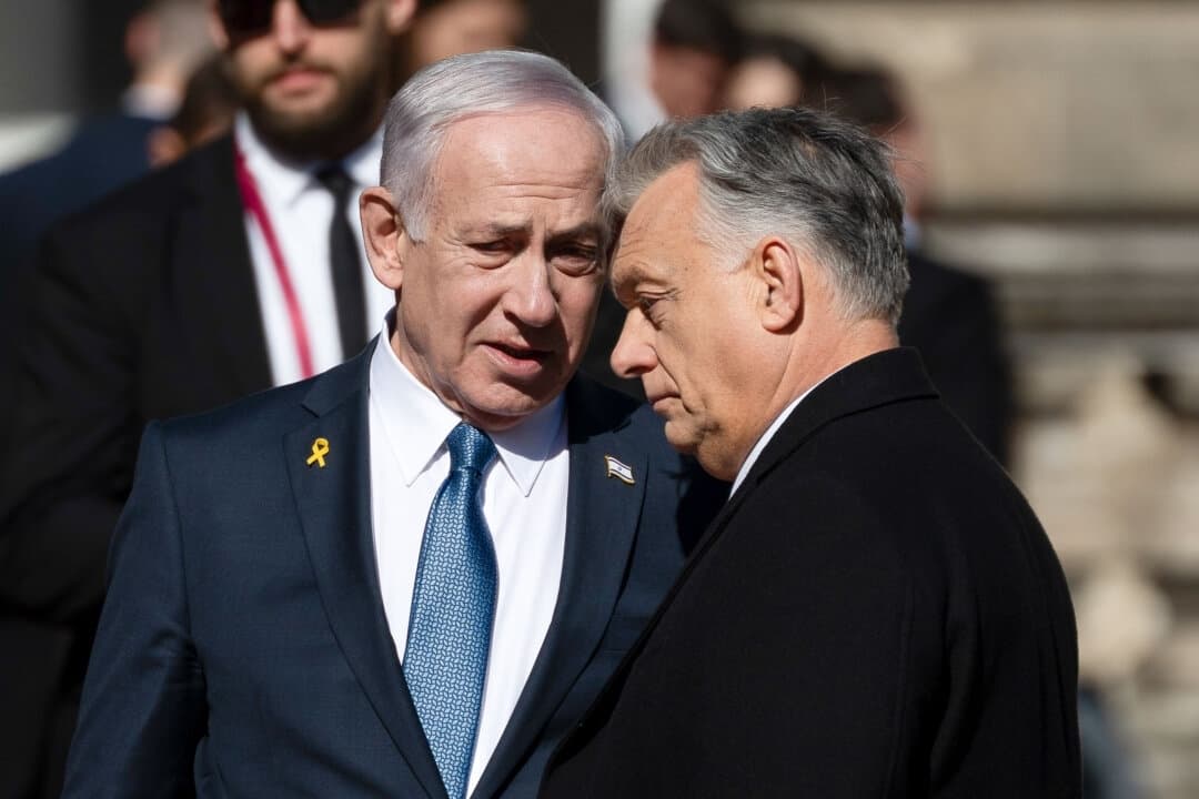 El primer ministro israelí, Benjamin Netanyahu (izquierda), y el primer ministro húngaro, Viktor Orbán, conversan tras una ceremonia de bienvenida con una guardia de honor en el castillo de Buda, en Budapest (Hungría), el 3 de abril de 2025. (Denes Erdos/AP Photo)