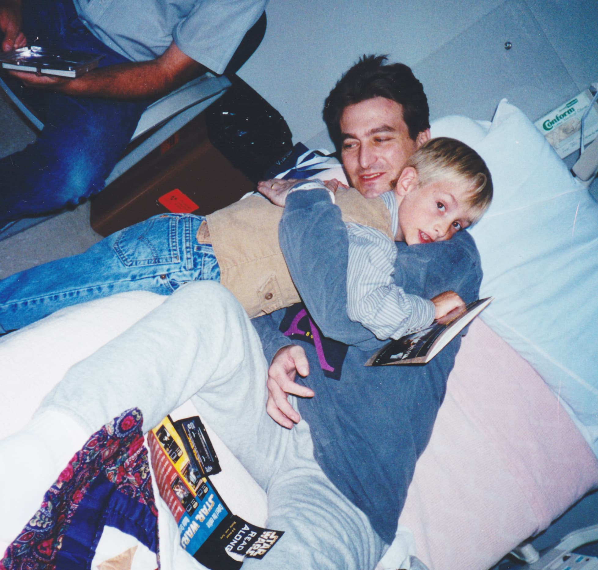 Jeffery y Spencer en el hospital. (Cortesía de <a href="https://www.envoypublishing.com/" target="_blank" rel="noopener">Jeffery C. Olsen</a>)