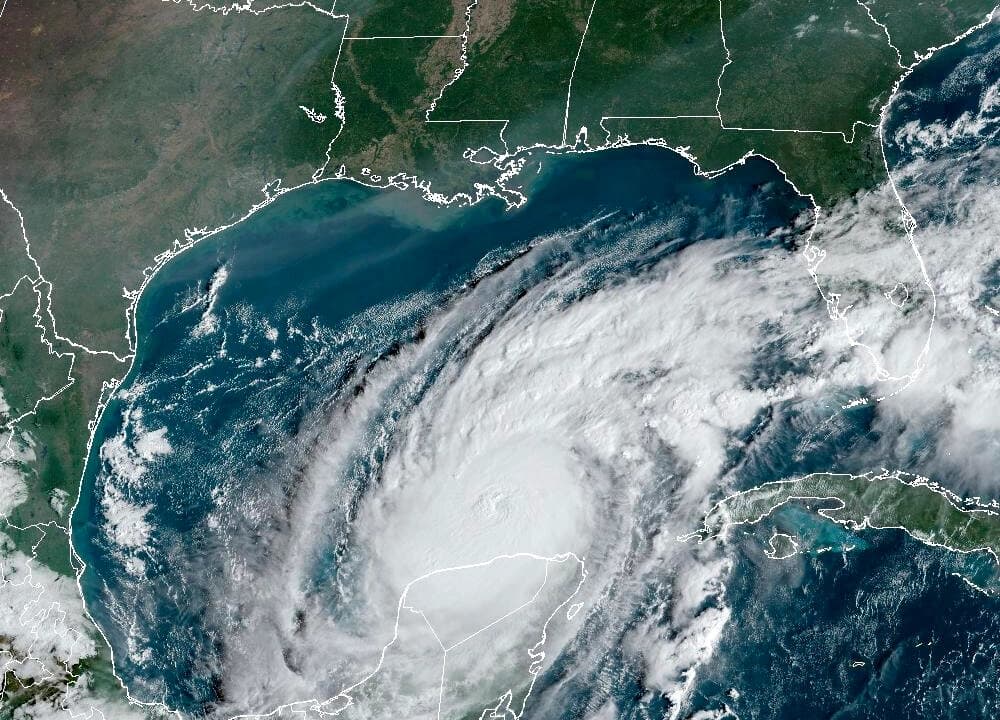 Imagen de satélite del huracán Milton mientras se acerca a la costa del Golfo de Florida el 8 de octubre de 2024. (NOAA)