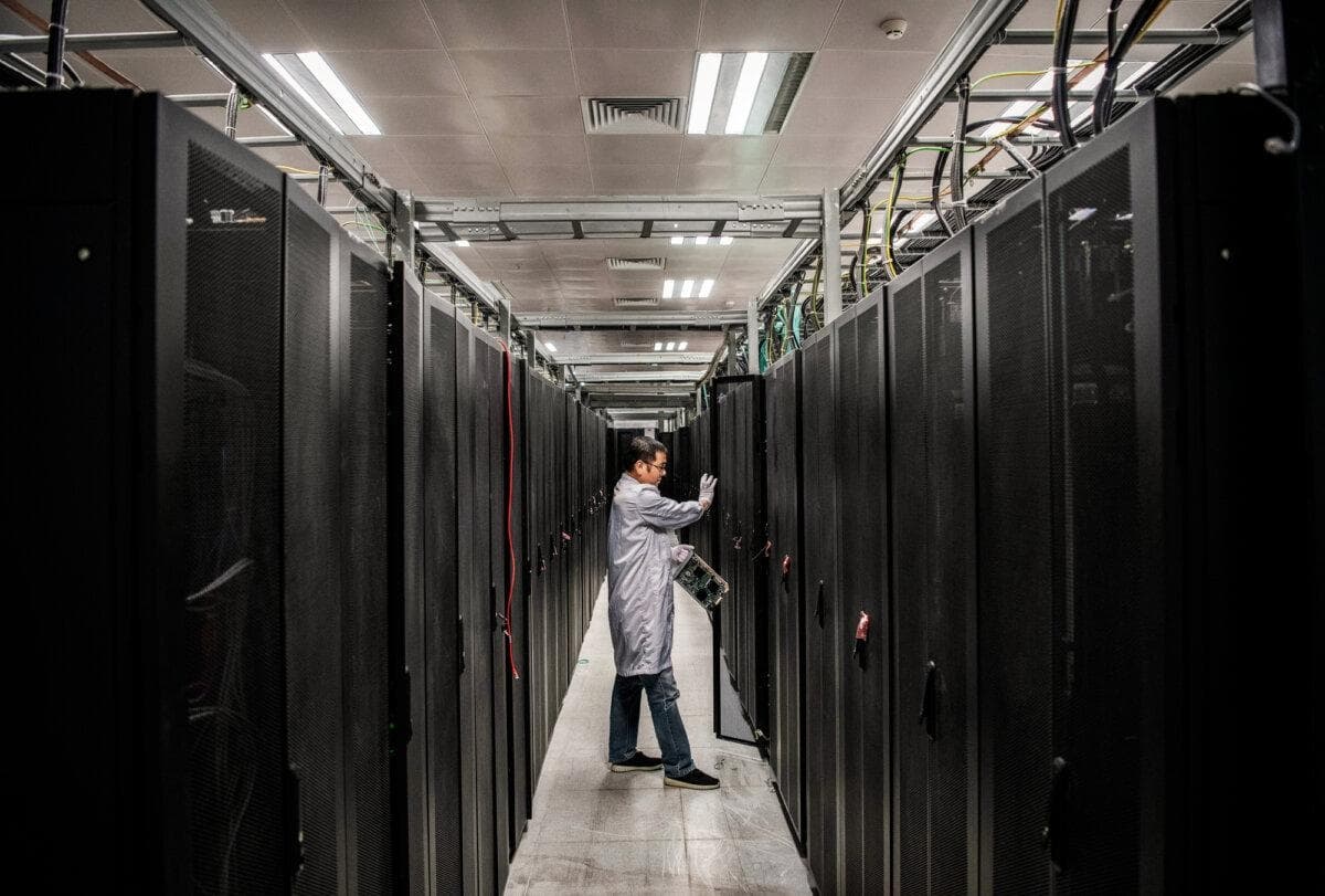 Un ingeniero abre la puerta de una unidad de servidores durante una visita organizada al Laboratorio de Ciberseguridad de Huawei en Dongguan, provincia de Guangdong (China), el 25 de abril de 2019. Dado que la ley del Partido Comunista Chino establece que la información es un recurso nacional, los datos más personales de los estadounidenses que se transfieren a un servidor en China se envían directamente al régimen. (Kevin Frayer/Getty Images)