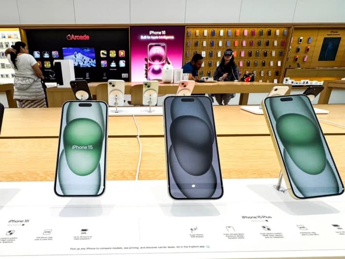 iPhones de Apple expuestos en una tienda de Washington, el 8 de abril de 2025. (Roberto Schmidt/AFP a través de Getty Images)