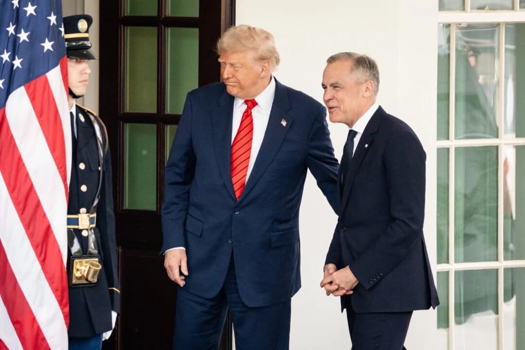 El presidente de Estados Unidos, Donald Trump, saluda al primer ministro canadiense, Mark Carney, en la Casa Blanca, en Washington, el 6 de mayo de 2025. (Madalina Vasiliu/The Epoch Times)