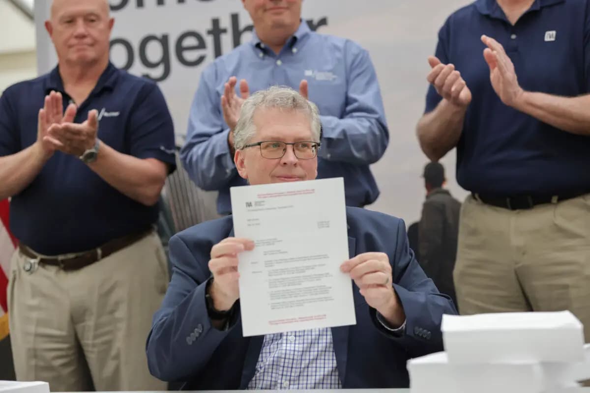 Scott Hunnewell, vicepresidente del Nuevo Programa Nuclear de la Autoridad del Valle del Tennessee, firma la solicitud del permiso de construcción para un reactor modular pequeño el 19 de mayo de 2025 en Chattanooga, Tennessee. (Autoridad del Valle del Tennessee a través de AP).
