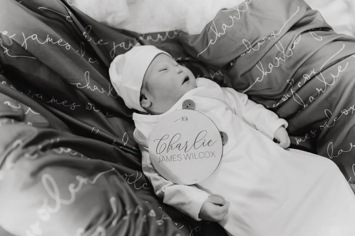 El bebé Charlie nació el 5 de octubre de 2024 y falleció 41 minutos después, abrazado por sus padres. (Cortesía de The Beautiful Birth LLC)