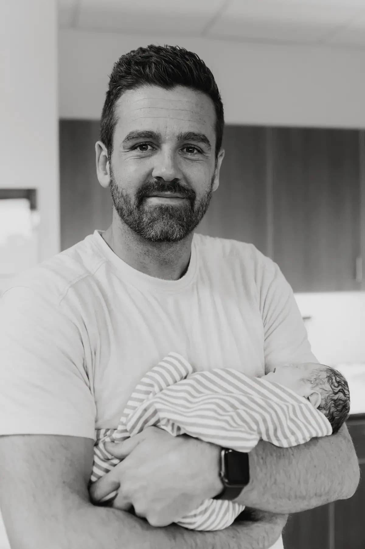 Darin Wilcox con su hijo Charlie en brazos. (Cortesía de The Beautiful Birth LLC)