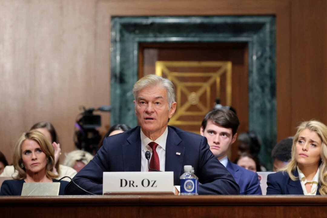 El Dr. Mehmet Oz habla durante una audiencia de confirmación con el Comité de Finanzas del Senado en el edificio Dirksen del Senado en Washington el 14 de marzo de 2025. (Anna Moneymaker/Getty Images)