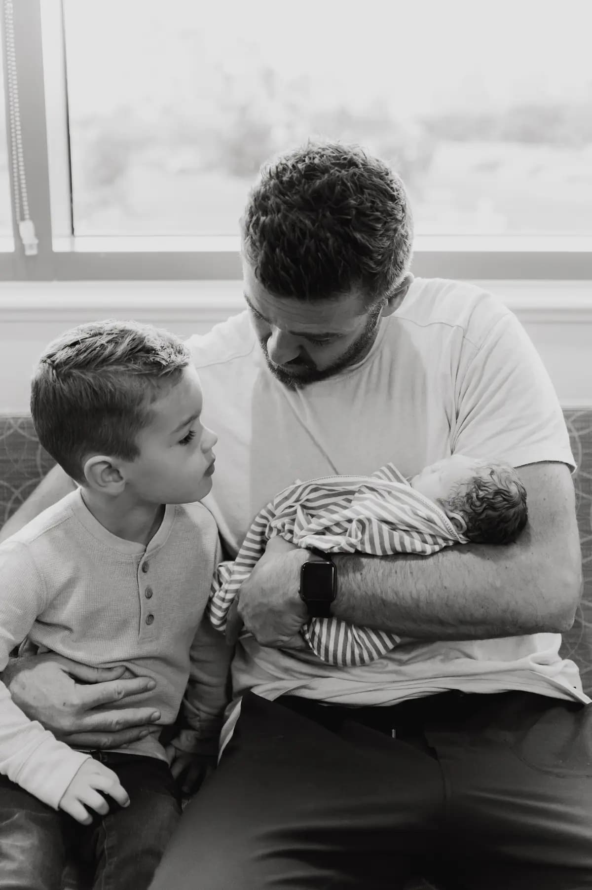 Harvey con su padre y su hermanito. (Cortesía de The Beautiful Birth LLC)