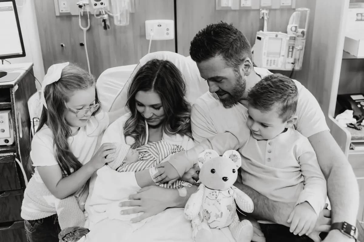 La familia Wilcox con el bebé Charlie. (Cortesía de The Beautiful Birth LLC)