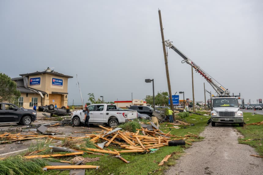 Tormentas dejan a más de 220,000 hogares sin luz en Texas
