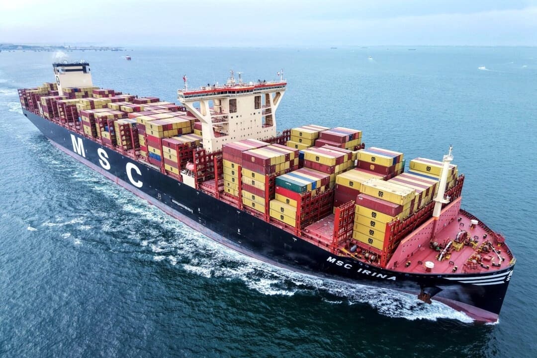 Un buque de carga cargado con contenedores sale del puerto de Qingdao, China, el 7 de mayo de 2025. (AFP vía Getty Images)
