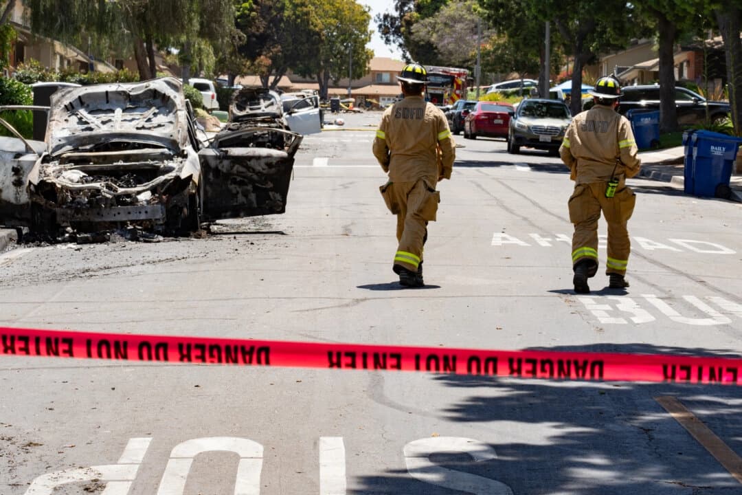 Revelan nombres de víctimas del accidente aéreo en San Diego, autoridades siguen investigando