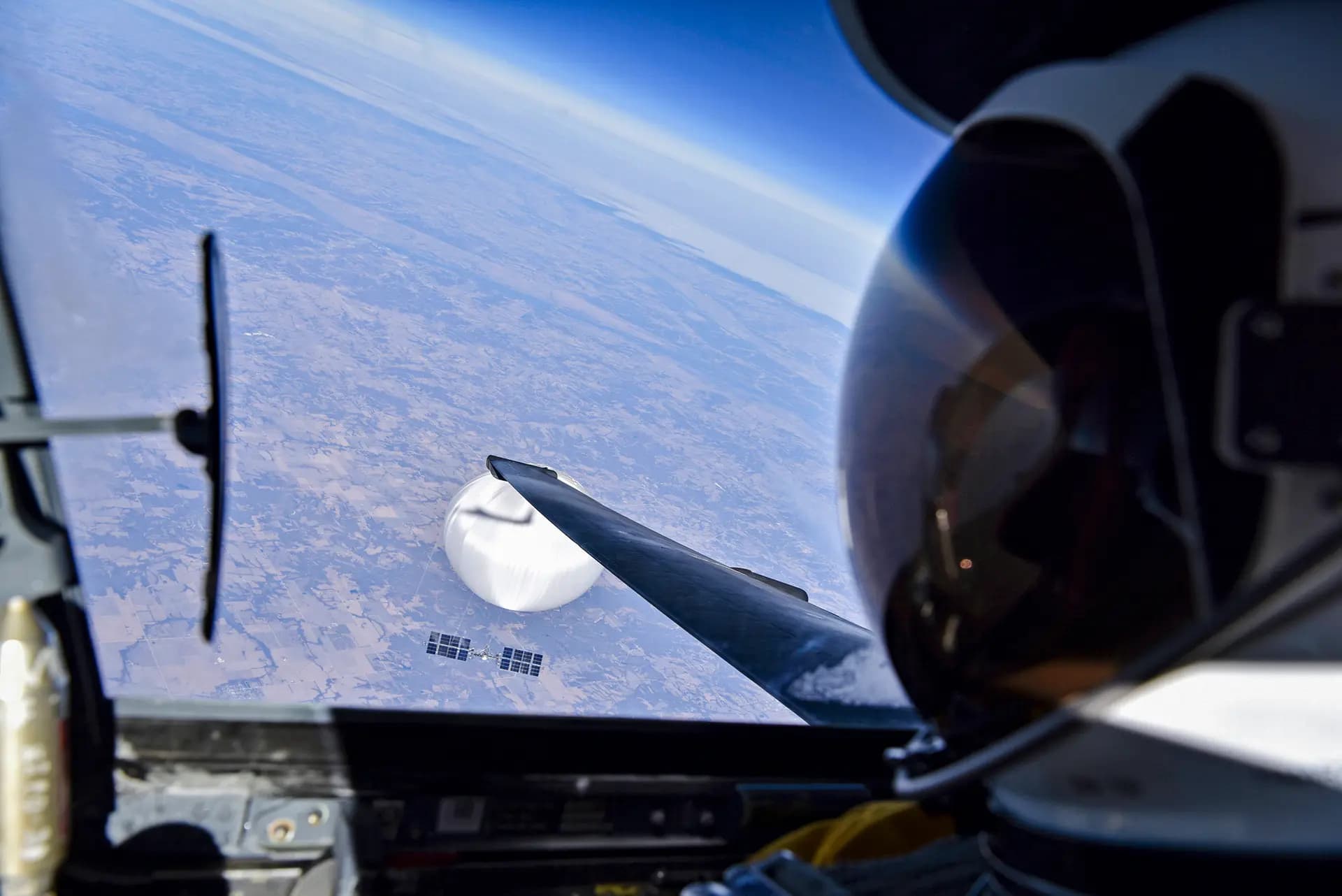 Se observa un sistema aéreo no tripulado durante unas maniobras navales frente a la costa este de Estados Unidos a principios de 2022. El objeto de esta imagen fue clasificado inicialmente como fenómeno aéreo no identificado antes de ser reclasificado. (defense.gov)
