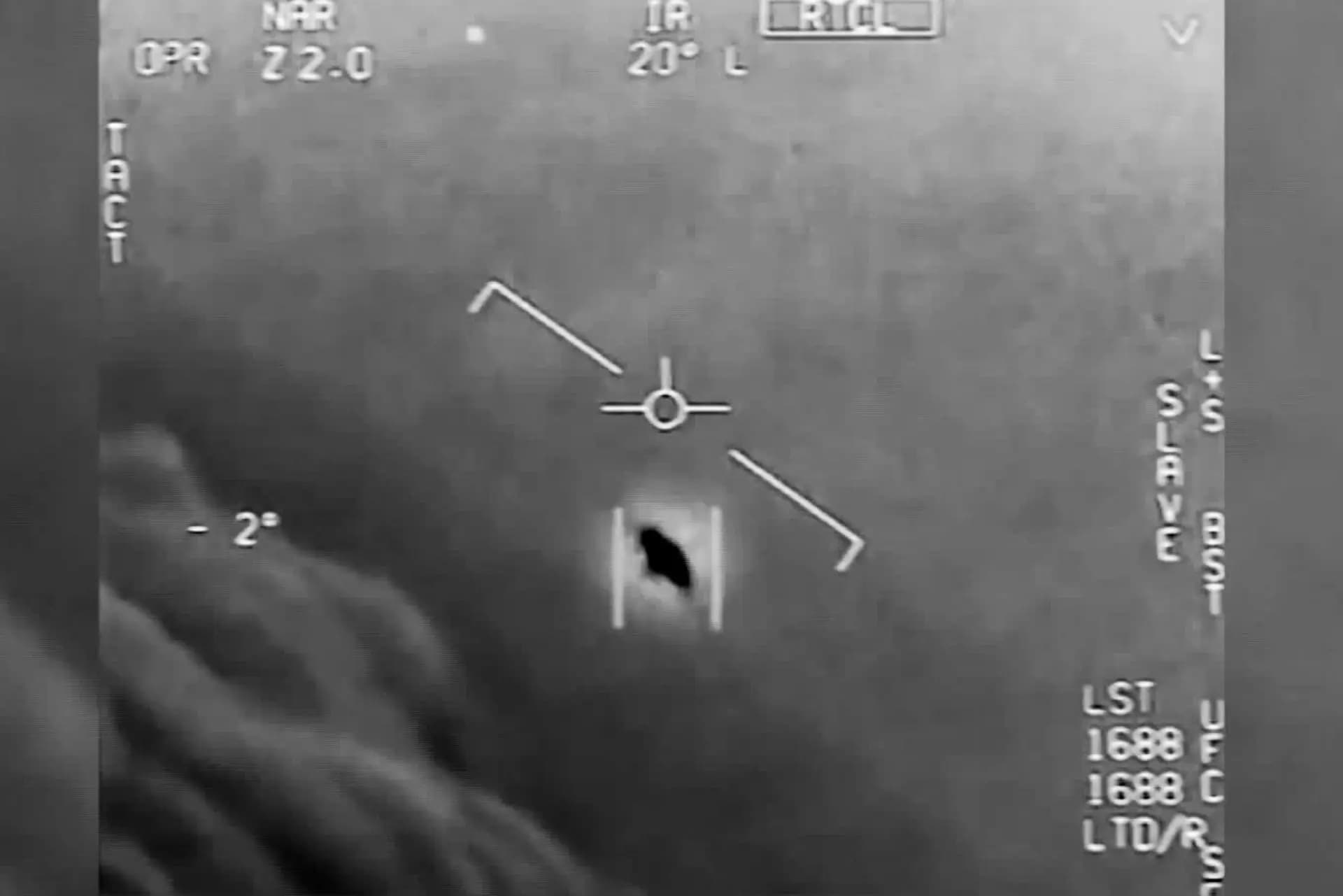 Un objeto volador no identificado (OVNI) aparece en imágenes militares desclasificadas. (Departamento de Defensa/Captura de pantalla vía The Epoch Times).