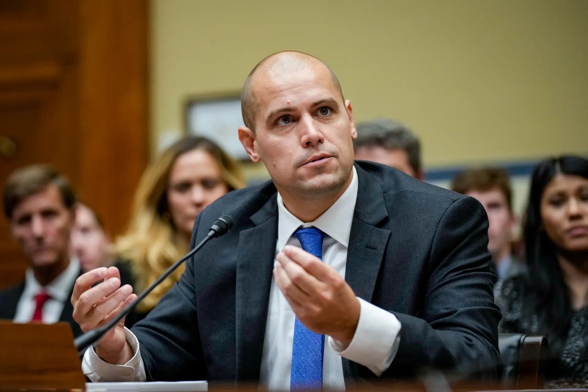 Ryan Graves, director ejecutivo de Americans for Safe Aerospace, testifica durante una audiencia del Comité de Supervisión de la Cámara de Representantes sobre fenómenos anómalos no identificados, en el Capitolio, en Washington, el 26 de julio de 2023. Varios testigos declararon sobre su experiencia con posibles encuentros con ovnis y se debatió sobre un posible programa secreto del Gobierno relacionado con los restos de naves espaciales estrelladas de origen no humano. (Drew Angerer/Getty Images).