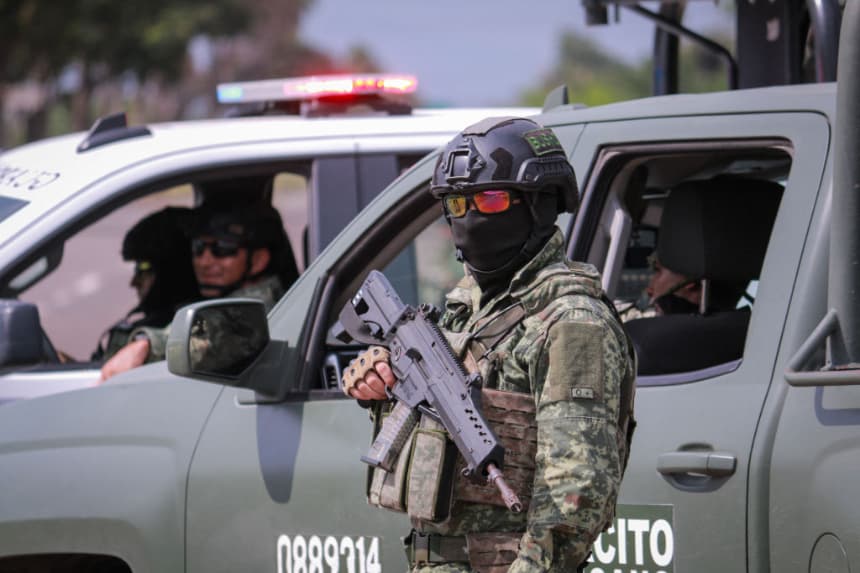 Soldados del Ejército Mexicano hacen guardia en Culiacán, Sinaloa, México, el 21 de septiembre de 2024. (Ivan Medina/AFP vía Getty Images)