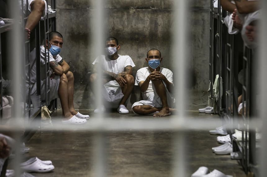 Los presos miran desde sus celdas en la penitenciaría de máxima seguridad CECOT (Centro de Alojamiento Obligatorio para Terroristas) el 4 de abril de 2025 en Tecoluca, San Vicente, El Salvador. (Alex Peña/Getty Images)