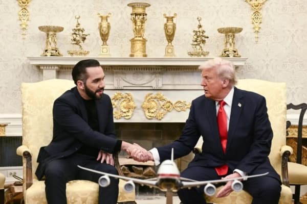 <em>El presidente Donald Trump se reúne con el presidente salvadoreño Nayib Bukele en el Despacho Oval de la Casa Blanca el 14 de abril de 2025. (Brendan Smialowski/AFP a través de Getty Images)</em>