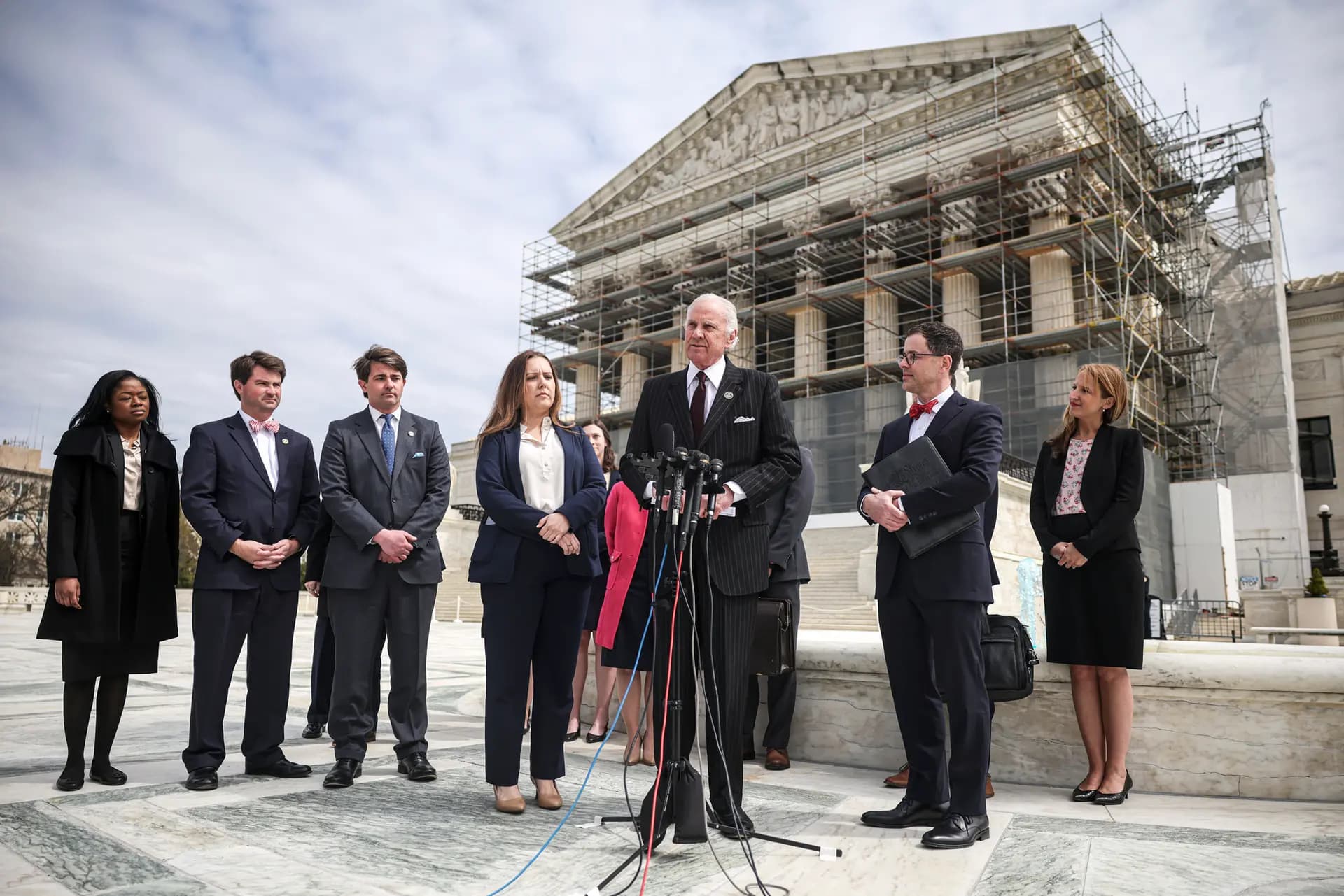 <em>El gobernador de Carolina del Sur, Henry McMaster (centro), habla en una conferencia de prensa frente a la Corte Suprema de Estados Unidos mientras los jueces escuchan los argumentos orales en el caso Medina contra Planned Parenthood South Atlantic en Washington el 2 de abril de 2025. El caso se centra en el intento de Carolina del Sur de excluir a Planned Parenthood de su programa de Medicaid por la cobertura del aborto. Kayla Bartkowski/Getty Images</em>