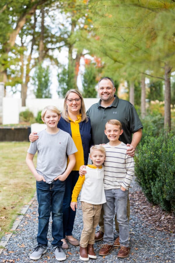 Lauren con su esposo y sus hijos. (Cortesía de Eleanor Stenner Photography, vía <a href="https://www.facebook.com/people/Lauren-Eden-Abortion-Survivor-Pro-Life-Speaker-Family-Advocate/100084937398584/?paipv=0&eav=AfbNcq6rBDzY0X6M5hVCNwdyqWDESlFL_ytDBZBEIUOsVmiXB8VzEpLRKDZMNrYTPME&_rdr" target="_blank" rel="noopener">Lauren Eden</a>)