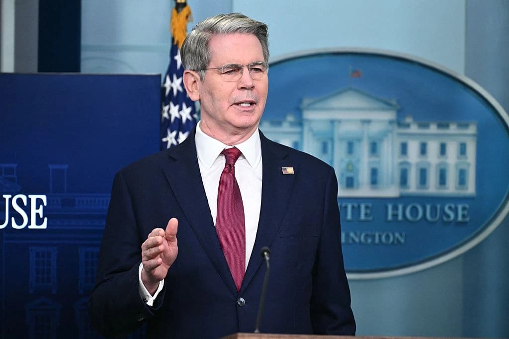 El secretario del Tesoro de EE. UU., Scott Bessent, habla durante la rueda de prensa diaria en la sala Brady de la Casa Blanca en Washington D. C., el 29 de abril de 2025. (MANDEL NGAN/AFP a través de Getty Images)