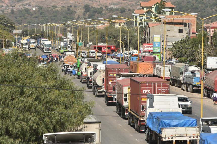 Seguidores de Evo Morales inician un bloqueo de carreteras en el centro de Bolivia