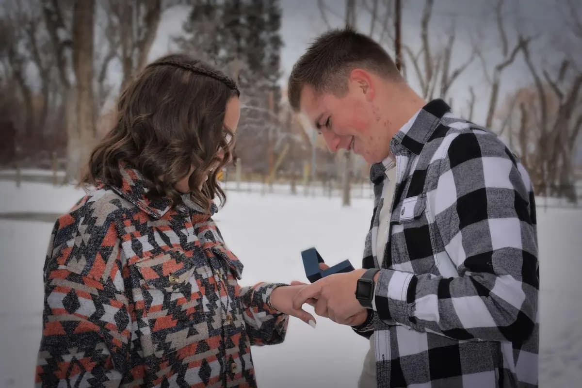 Brayden pidiéndole matrimonio a Samantha. (Cortesía de <a href="https://www.instagram.com/sammy_ann12/" target="_blank" rel="noopener">Samantha Clark</a>)