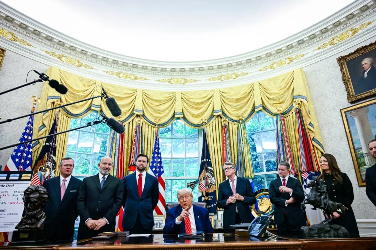 El presidente Donald Trump anuncia un acuerdo comercial con el Reino Unido en presencia (2º por la izquierda) del secretario de Comercio Howard Lutnick, el vicepresidente JD Vance, el embajador británico en Estados Unidos Peter Mandelson, el representante de Comercio de Estados Unidos Jamieson Greer y la secretaria de Agricultura Brooke Rollins, en el Despacho Oval de la Casa Blanca, el 8 de mayo de 2025. (Jim Watson/AFP vía Getty Images)