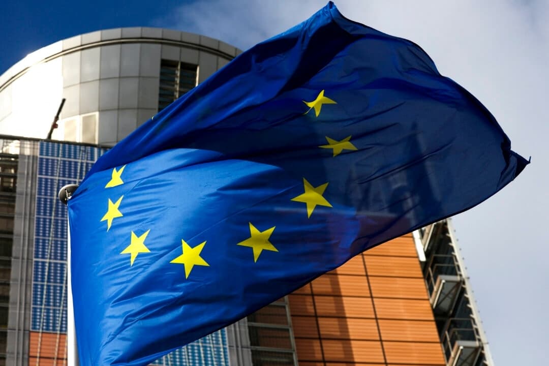 Una bandera de la Unión Europea ondea frente a la sede de la Comisión Europea, en Bruselas, Bélgica, el 1 de febrero de 2023. (Yves Herman/Reuters)