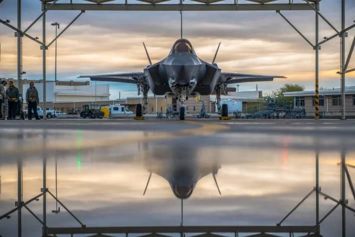 Un piloto asignado al 61.º Escuadrón de Caza y los jefes de tripulación de la 61.° Unidad de Mantenimiento de Aeronaves preparan un F-35A Lightning II en la base aérea de Luke, Arizona, el 15 de enero de 2019. (Cortesía de la Fuerza Aérea de Estados Unidos)