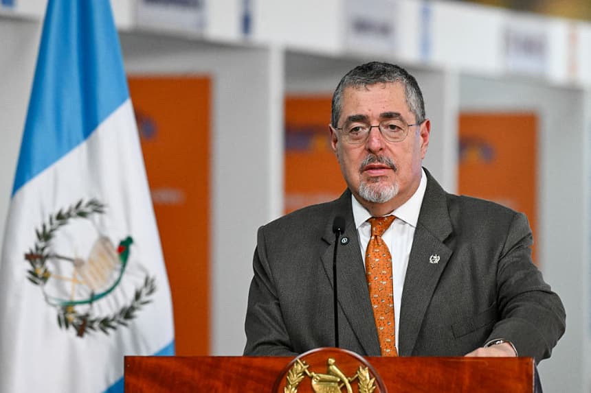 <em>El presidente guatemalteco, Bernardo Arévalo, habla durante la inauguración del Centro de Atención al Migrante Retornado, en la Ciudad de Guatemala (Guatemala), el 2 de junio de 2025. (Johan Ordonez/AFP vía Getty Images)</em>