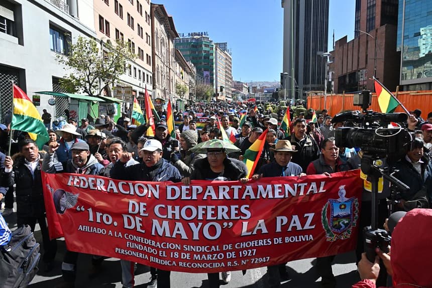 Miles de transportistas marchan en protesta por la falta de combustible en Bolivia
