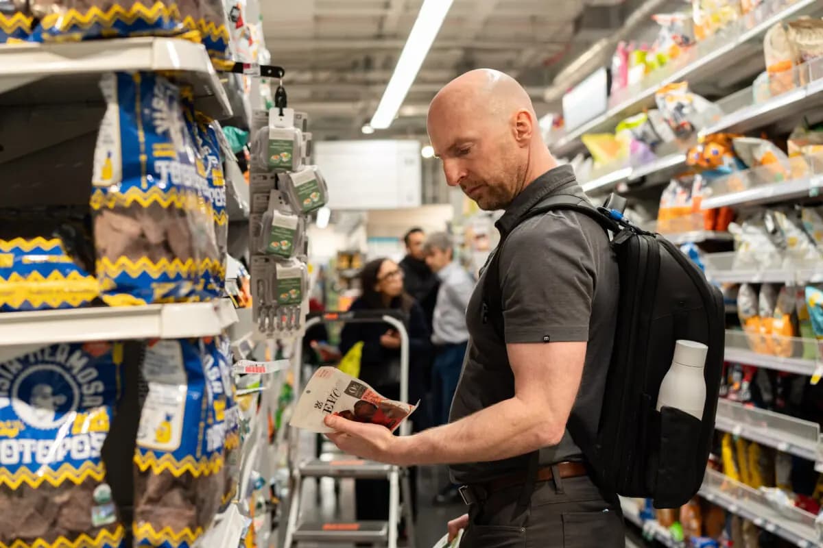 Gente comprando en un supermercado de Nueva York, el 12 de marzo de 2025. (Samira Bouaou/The Epoch Times)