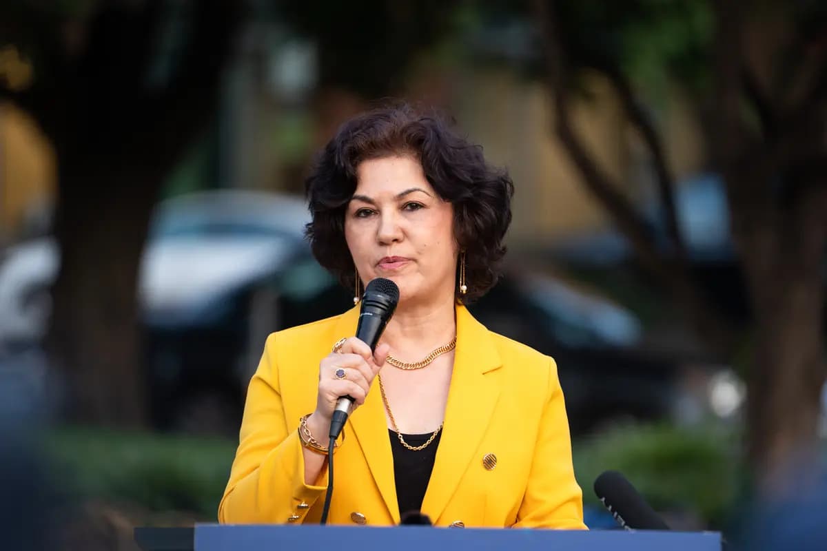 El fundador de la Campaña por los Uigures, Rushan Abbas, habla durante un acto en conmemoración de la masacre de la plaza de Tiananmen que tuvo lugar en China el 4 de junio de 1989, en el Monumento a las Víctimas del Comunismo en Washington, el 4 de junio de 2025. (Madalina Vasiliu/The Epoch Times)