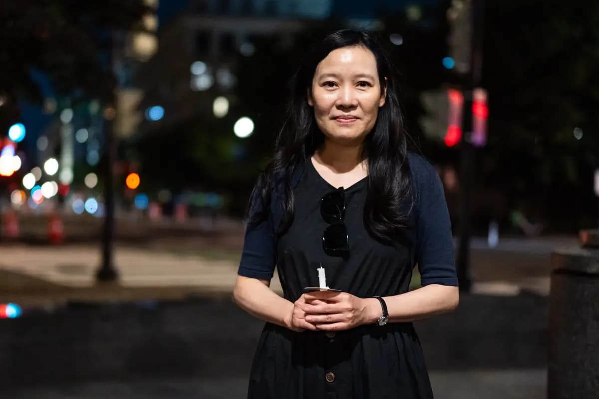 Rowena He, investigadora principal del Civitas Institute, habla durante un acto en conmemoración de la masacre de la plaza de Tiananmen que tuvo lugar en China el 4 de junio de 1989, en el Monumento a las Víctimas del Comunismo en Washington, el 4 de junio de 2025. (Madalina Vasiliu/The Epoch Times)