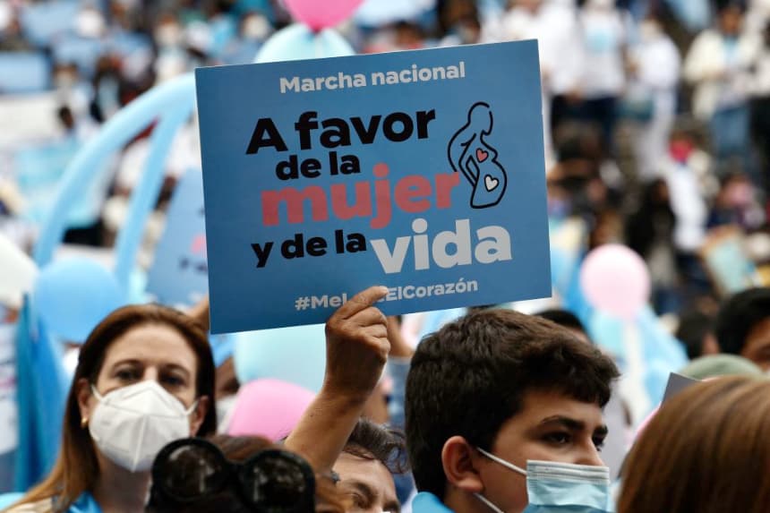 Un miembro de la asociación ProVida sostiene un cartel durante una marcha contra la legalización del aborto, desde el Auditorio Nacional hasta el Paseo Reforma, en la Ciudad de México el 3 de octubre de 2021. (Rodrigo Arangua/AFP vía Getty Images)