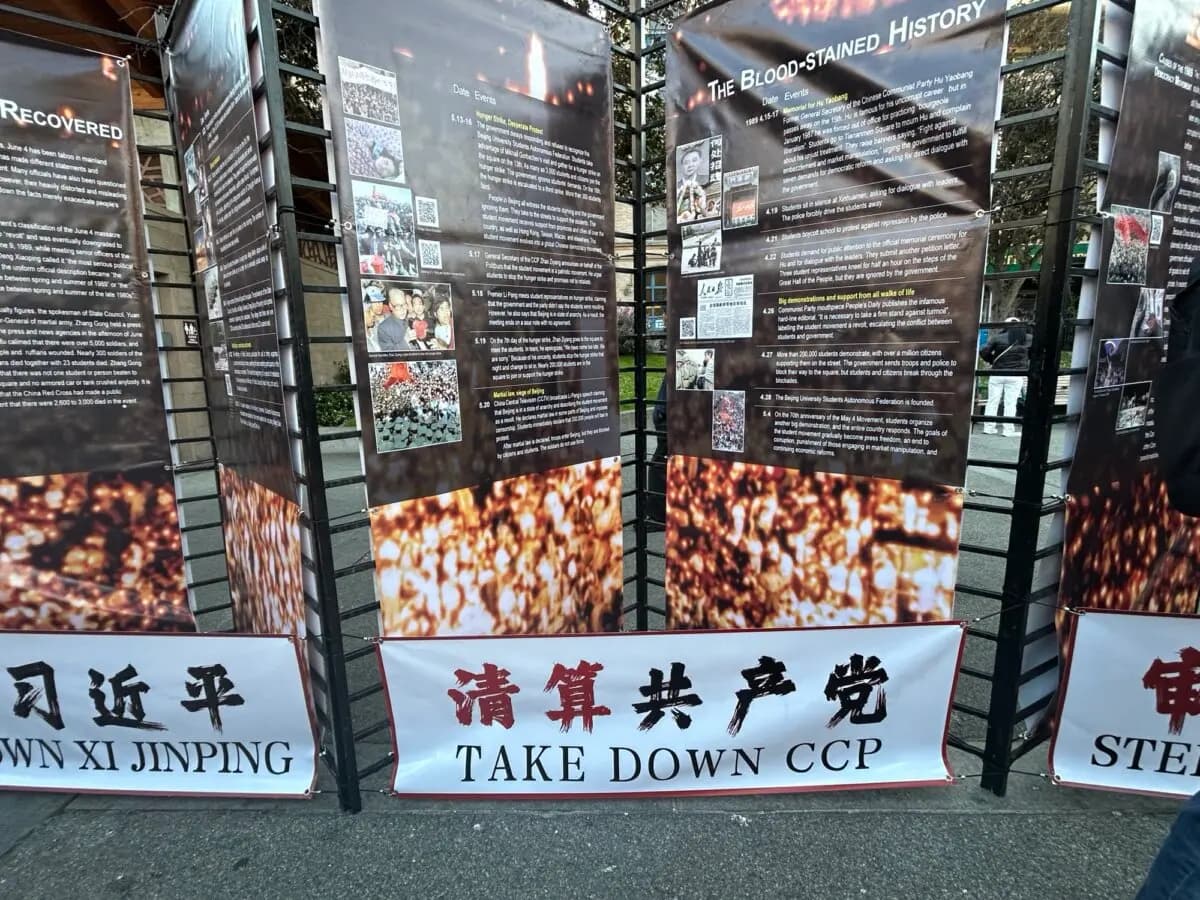 Pancartas en la vigilia con velas en Portsmouth Square, en San Francisco, el 3 de junio de 2025. (Nathan Su/The Epoch Times).