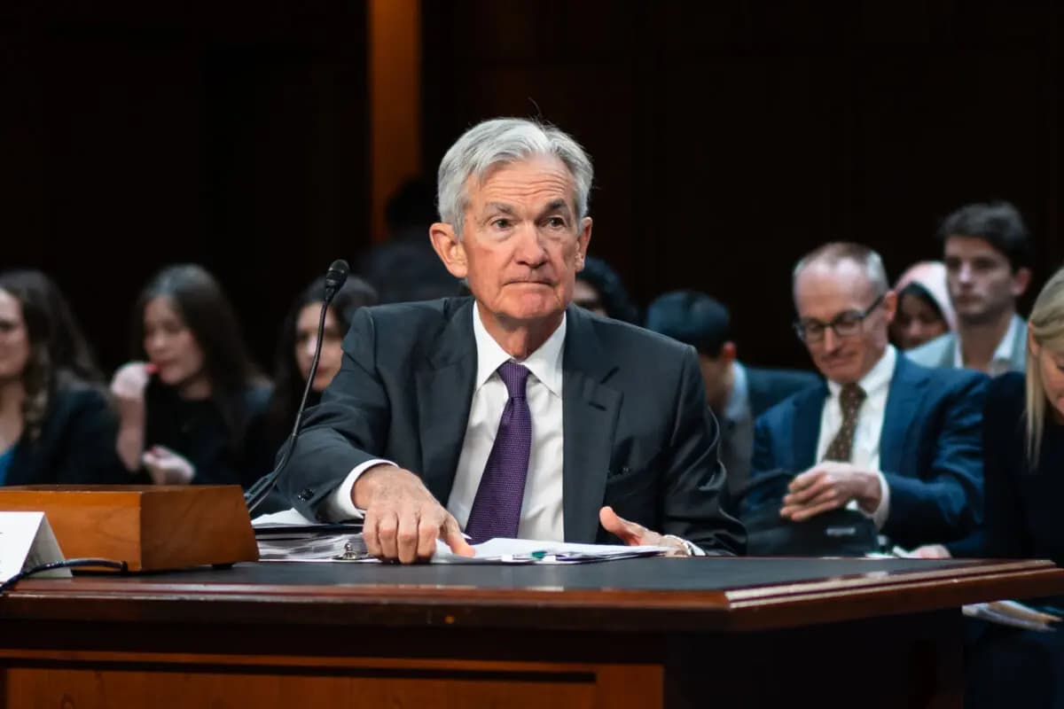El presidente de la Reserva Federal, Jerome Powell, tras testificar ante el Comité Senatorial de Banca, Vivienda y Asuntos Urbanos en el Capitolio, en Washington, el 11 de febrero de 2025. (Madalina Vasiliu/The Epoch Times)