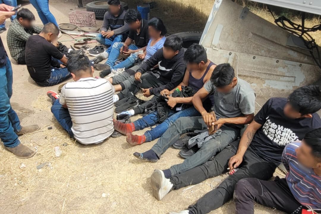 Encuentran 17 inmigrantes ilegales hacinados en vehículos con "calor extremo", dice Patrulla Fronteriza