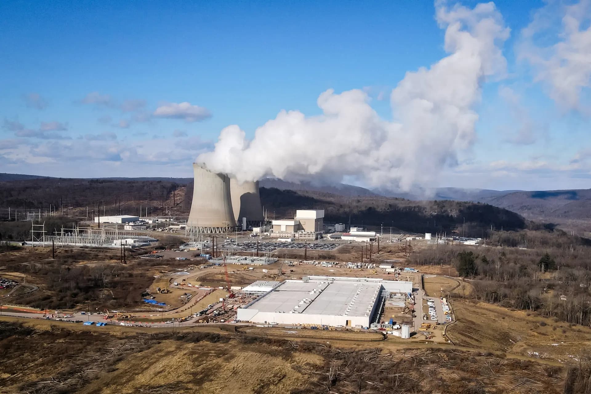 Un centro de datos propiedad de Amazon Web Services (delante, a la derecha) se encuentra en construcción junto a la central nuclear de Susquehanna, en Berwick, Pensilvania, el 14 de enero de 2024. (Ted Shaffrey/AP Photo)