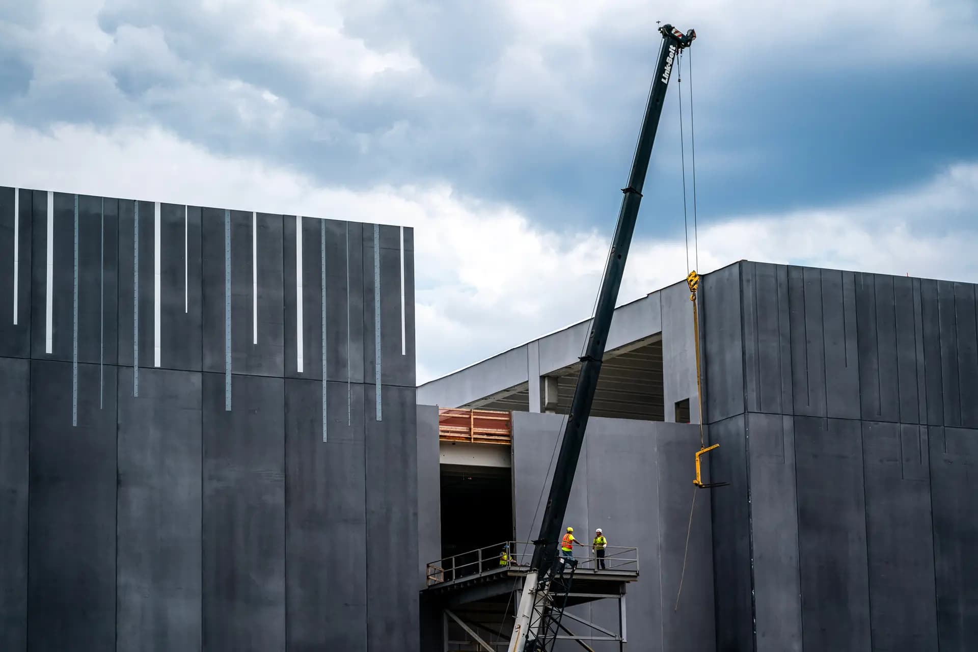 Un equipo de construcción trabaja en un centro de datos de CloudHQ en Ashburn, Virginia, el 17 de julio de 2024. Ante el auge previsto de los centros de datos en todo el país, las comisiones estatales de servicios públicos se apresuran a ampliar las redes eléctricas para satisfacer la creciente demanda. (Nathan Howard/Getty Images)