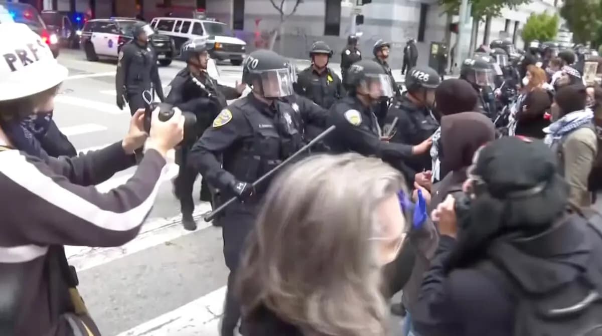 Manifestantes se enfrentan a la policía en San Francisco el 8 de junio de 2025, en una imagen tomada de un vídeo. (AP/Captura de pantalla vía The Epoch Times)