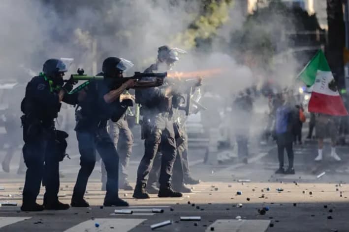 La policía dispara proyectiles durante enfrentamientos con manifestantes en el centro de Los Ángeles, el 8 de junio de 2025. (Jim Vondruska/Getty Images)