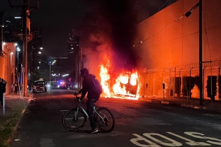 Protestas en Los Ángeles se convierten en disturbios por los arrestos de inmigrantes ilegales