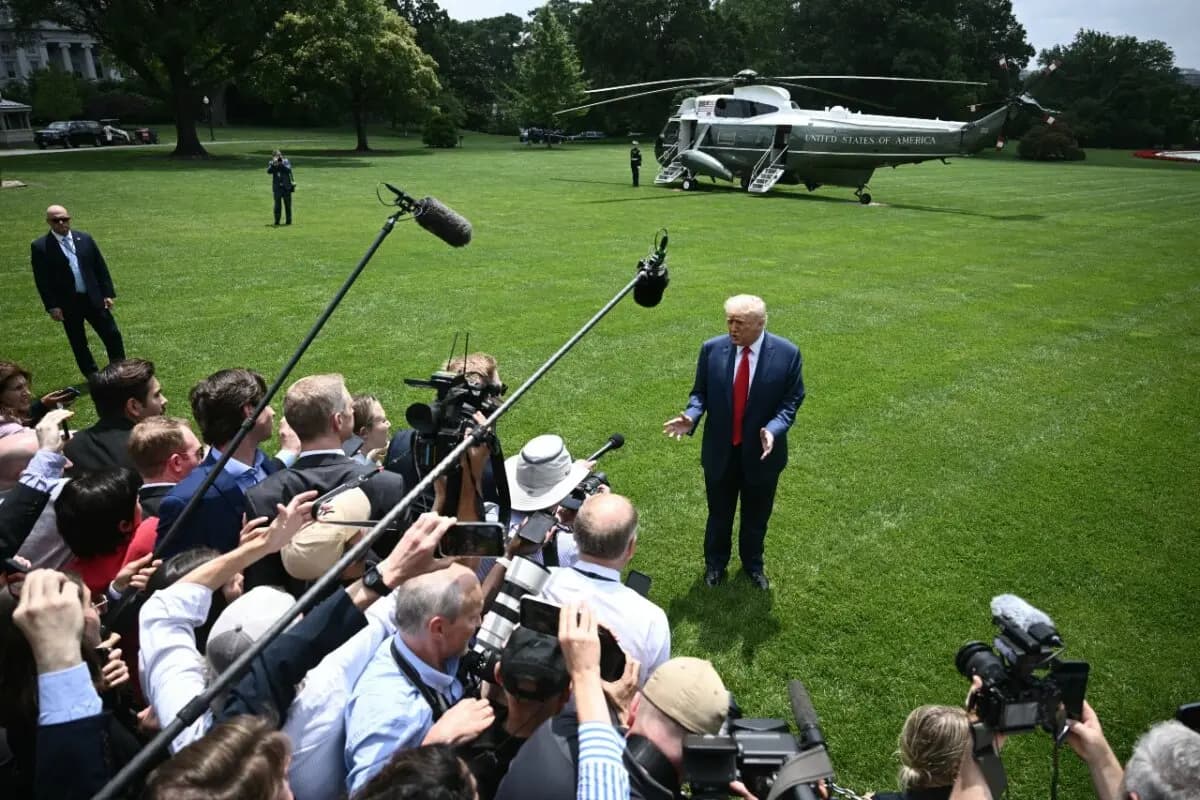 El presidente Donald Trump habla con periodistas en el Jardín Sur de la Casa Blanca en Washington el 9 de junio de 2025, tras regresar de Camp (David, Maryland. Brendan Smialowsk/AFP vía Getty Images)