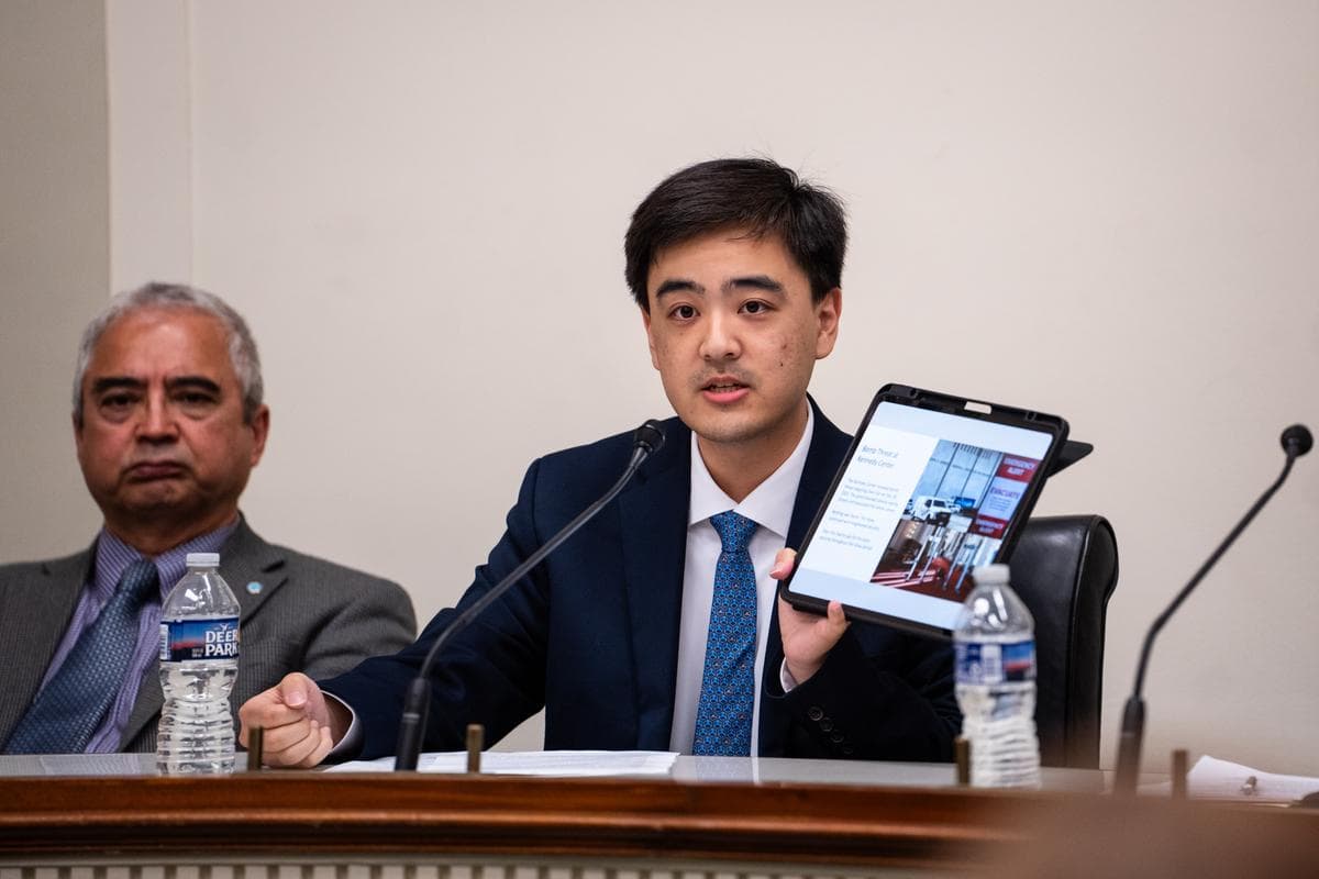 Mark Yang, investigador y responsable de defensa del Centro de Información de Falun Dafa, habla durante un evento sobre la escalada de la represión transnacional del Partido Comunista Chino, en el Capitolio, el 6 de junio de 2025. (Madalina Vasiliu/The Epoch Times)