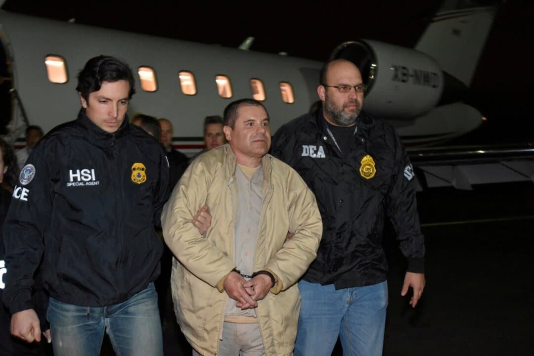 El narcotraficante mexicano Joaquín «El Chapo» Guzmán llega al aeropuerto MacArthur de Long Island, en Ronkonkoma (Nueva York), tras su extradición desde México, el 19 de enero de 2017. (Funcionarios estadounidenses/folleto a través de Reuters)
