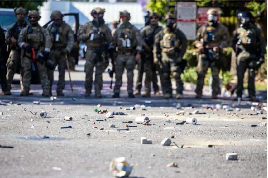 Se ven botes de gas lacrimógeno en la calle durante una protesta tras las operaciones federales de inmigración, en el barrio de Compton, en Los Ángeles, California, en la madrugada del 7 de junio de 2025. (Ringo Chiu/AFP vía Getty Images)