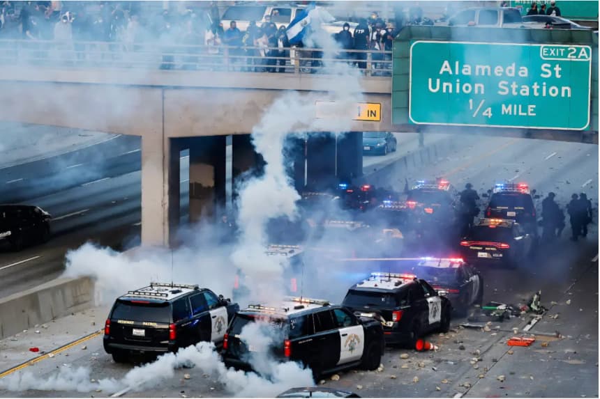 Vehículos de la Patrulla de Carreteras de California (CHP), algunos dañados, se alinean a lo largo de la autopista 101 después de que los oficiales desalojaran a los manifestantes de la zona en Los Ángeles, California, el 8 de junio de 2025. (Mario Tama/Getty Images)