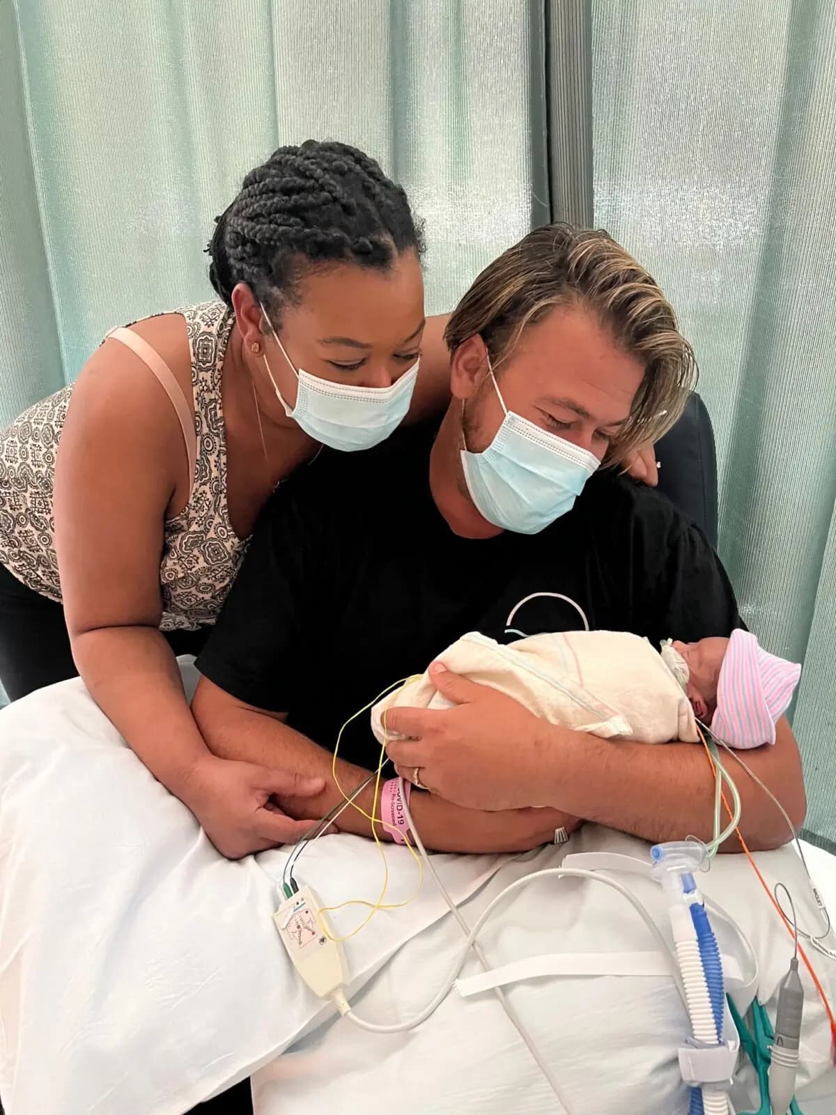 Suzy y Zachary Mack con su hijo recién nacido, Ozzy. (Cortesía de Suzy Mack)